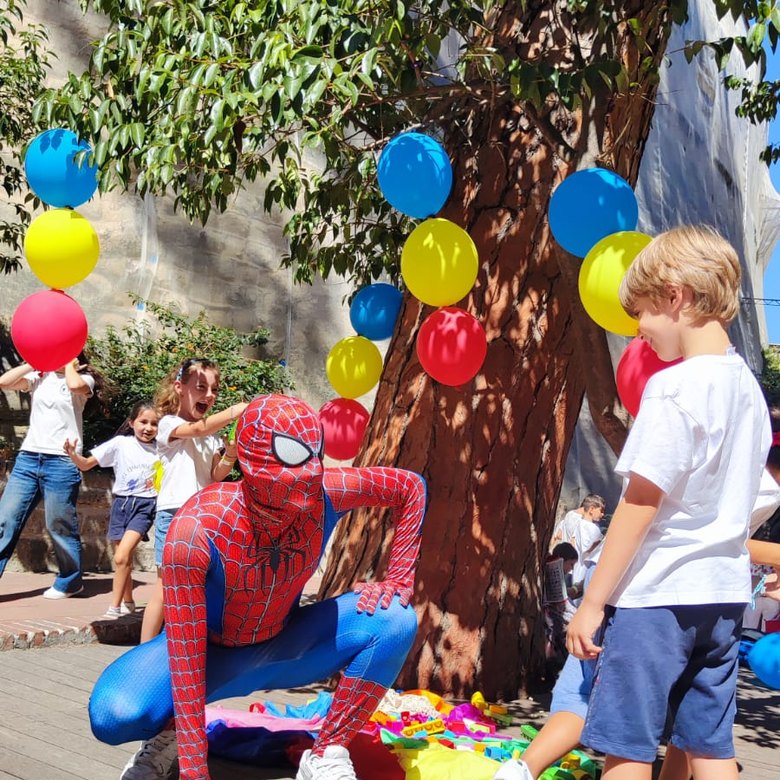 Spiderman con i bambini alla festa Poppins