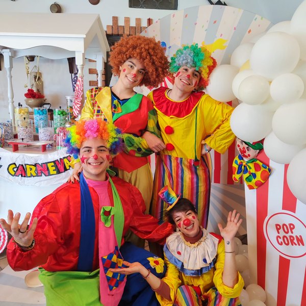 Animatori Poppins vestiti da clown